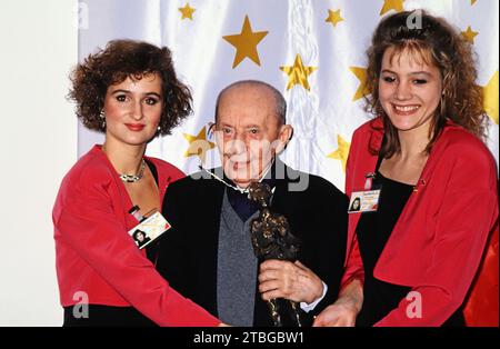 Europäischer Filmpreis 1988 in Berlin, Schauspieler Curt Bois erhält den Felix Filmpreis als Bester Nebendarsteller in der Rolle des Homer in Wim Wenders Film: Der Himmel über Berlin. Stockfoto