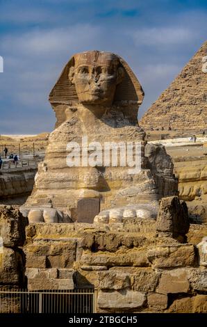 Große Sphinx und Pyramide von Khafre, Gizeh, Ägypten Stockfoto