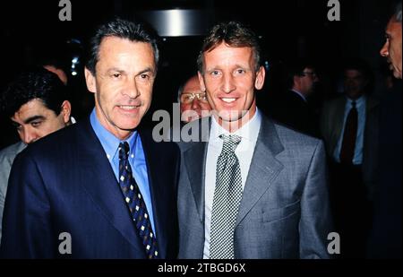 Ottmar Hitzfeld, Fussballtrainer bei Borussia Dortmund, mit Fussballer Andreas Brehme, Linker Aussenverteidiger beim 1. FC Kaiserslautern, Gäste auf einer Feier, um 1996. Stockfoto