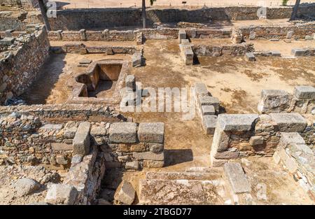 Ruinen der arabischen Festung Alcazaba in der spanischen Stadt Mérida, mit Granitmauern, Blöcken und einer Zisterne. Sonniger Tag. Stockfoto