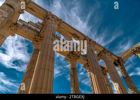 Blick von unten auf die Marmorsäulen mit griechischen Kapitellen des römischen Diana-Tempels mit Tauben auf der Vorderseite. Merida, Spanien. Stockfoto