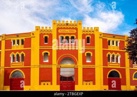 Rote und gelbe Fassade der Stierkampfarena in Mérida, Extremadura in Spanien. Stockfoto