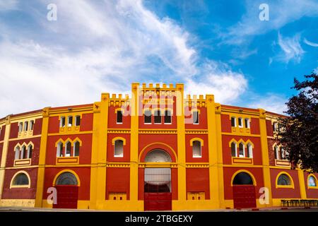 Rote und gelbe Fassade der Stierkampfarena in Mérida, Extremadura in Spanien. Stockfoto