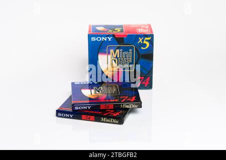 Zaporischzhia, Ukraine - 4. Juni 2023: Sony MiniDiscs in Markenverpackung und 5-teiliger Schachtel isoliert auf weißem Hintergrund Stockfoto