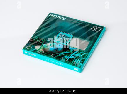 Zaporischzhia, Ukraine – 4. Juni 2023: MiniDisc SONY Color 80 in Originalverpackung isoliert auf weißem Hintergrund Stockfoto