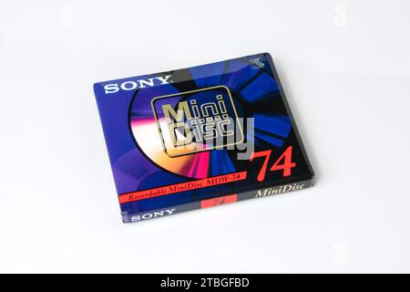 Zaporischzhia, Ukraine – 4. Juni 2023: MiniDisc SONY MDW-74 in Originalverpackung auf weißem Hintergrund Stockfoto