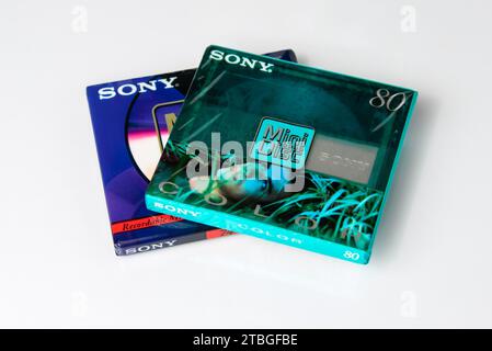 Zaporischzhia, Ukraine – 4. Juni 2023: Minidisc SONY MDW-74 und SONY Color 80 in Originalverpackung auf weißem Hintergrund Stockfoto
