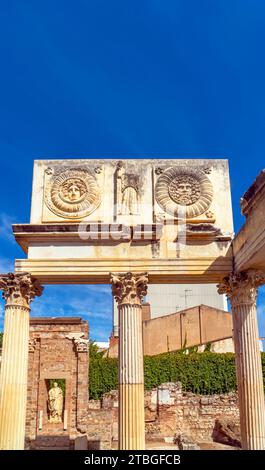 Archäologische Überreste der Fassade des monumentalen Portikus mit Dachboden mit Metopen des alten Stadtforums von Augusta Emerita in Merida, mit t Stockfoto