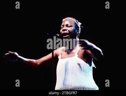 Nina Simone, amerikanische Jazz- und Blues-Sängerin und Jazz-Pianistin, Auftritt beim Jazzgipfel in Stuttgart, 1989. Nina Simone, amerikanische Jazz- und Buessängerin und Jazzpianistin, Jazzgipfel-Konzert in Stuttgart, 1989. Stockfoto