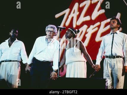 Nina Simone, amerikanische Jazz- und Blues-Sängerin und Jazz Pianistin, Auftritt beim Jazzgipfel in Stuttgart, 1989, Bild: Beim Applaus mit Band. Nina Simone, amerikanische Jazz- und Bues-Sängerin und Jazz-Pianistin, Jazzgipfel-Konzert in Stuttgart, 1989, Foto: Nina Simone & Band. Stockfoto