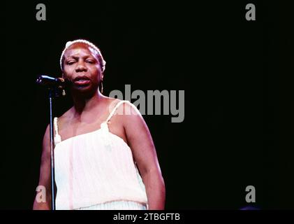 Nina Simone, amerikanische Jazz- und Blues-Sängerin und Jazz-Pianistin, Auftritt beim Jazzgipfel in Stuttgart, 1989. Nina Simone, amerikanische Jazz- und Buessängerin und Jazzpianistin, Jazzgipfel-Konzert in Stuttgart, 1989. Stockfoto