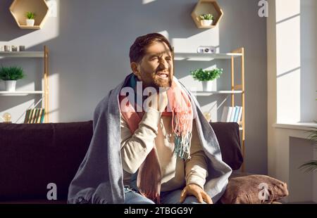 Ungesunder junger Mann fühlt starke Schmerzen und Halsschmerzen, Unwohlsein und Schwäche. Stockfoto