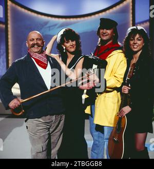 Jan Willem, alias Wilhelm Hempelmann, links, Moderator und Sänger Norddeutscher Lieder, er präsentiert das Lied: Am Blauen Meer, 1991. Jan Willem, links, Moderator und Sänger von Volksliedern, Norddeutsche Lieder, 1991. Stockfoto