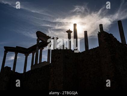 Taube, die von der Kante der Ruinen des römischen Theaters in Mérida flog, während das hinterleuchtete Mondlicht in einer klaren Nacht ein göttliches Leuchten auf einem erzeugt Stockfoto