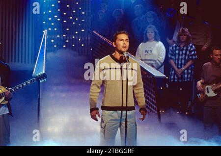 Hitparade, ZDF Musiksendung, Auftritt von Lucca, deutscher Schlagersänger, Deutschland, 1998. Hitparade, ZDF-Musikshow, Lucca, deutsche Popsängerin, Deutschland, 1998. Stockfoto