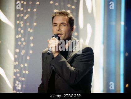 Hitparade, ZDF Musiksendung, Auftritt von Lucca, deutscher Schlagersänger, Deutschland, 1998. Hitparade, ZDF-Musikshow, Lucca, deutsche Popsängerin, Deutschland, 1998. Stockfoto