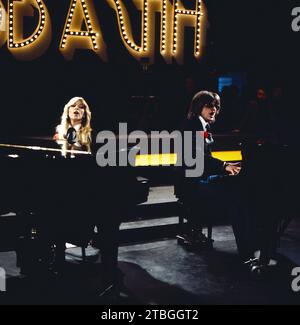 Lynsey de Paul, britische Sängerin und Liedermacherin, TV-Auftritt mit dem britischen Musiker Mike Moran, um 1977. Lynsey de Paul, britische Singer-Songwriterin, TV-Auftritt mit dem britischen Musiker Mike Moran, um 1977 Stockfoto