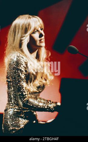 Lynsey de Paul, britische Sängerin und Liedermacherin, am Klavier, um 1977. Lynsey de Paul, britische Singer-Songwriterin, am Klavier, um 1977. Stockfoto