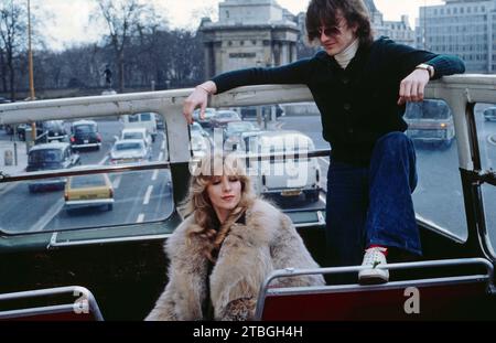 Lynsey de Paul, britische Sängerin und Liedermacherin, mit dem britischen Musiker Mike Moran, um 1977. Lynsey de Paul, britische Singer-Songwriterin, zusammen mit dem britischen Musiker Mike Moran, um 1977 Stockfoto