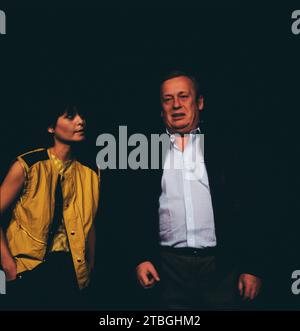 Münchner Lach- und Schießgesellschaft mit dem Kabarett-Programm: Pinks an die Macht, Regie: Sammy Drechsel, ARD Sendung am 10. 1983. Dezember mit den Kabarettisten: Sibylle Nicolai, Rainer Basedow. Münchner Lach- und Schiessgesellschaft, Kabarettsendung Pinks an die Macht, Regie: Sammy Drechsel, im Fernsehen am 10. Dezember 1983 mit den Kabarettisten Sibylle Nicolai, Rainer Basedow Stockfoto