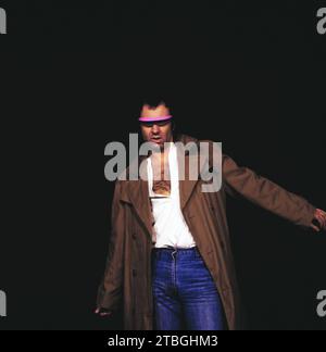 Münchner Lach- und Schießgesellschaft mit dem Kabarett-Programm: Pinks an die Macht, Regie: Sammy Drechsel, ARD Sendung am 10. Dezember 1983, mit Kabarettist: Bruno Jonas. Münchner Lach- und Schiessgesellschaft, Kabarettsendung Pinks an die Macht, Regie: Sammy Drechsel, im Fernsehen am 10. Dezember 1983 mit dem Kabarettisten Bruno Jonas Stockfoto