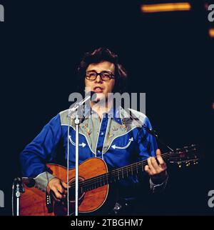 Don McLean, amerikanischer Sänger, Liedermacher und Gitarrist, TV-Auftritt, Deutschland, um 1971. Don McLean, US-amerikanischer Singer-Songwriter und Gitarrist, TV-Auftritt, Deutschland, um 1971. Stockfoto