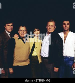 Münchner Lach- und Schießgesellschaft mit dem Kabarett-Programm: Pinks an die Macht, Regie: Sammy Drechsel, ARD Sendung am 10. Dezember 1983, mit den Kabarettisten: Jochen Busse, Sammy Drechsel, Sibylle Nicolai, Rainer Basedow, Bruno Jonas. Münchner Lach- und Schiessgesellschaft, Kabarettsendung Pinks an die Macht, Regie: Sammy Drechsel, im Fernsehen am 10. Dezember 1983 mit den Kabarettisten Jochen Busse, Sammy Drechsel, Sibylle Nicolai, Rainer Basedow, Bruno Jonas. Stockfoto