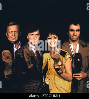 Münchner Lach- und Schießgesellschaft mit dem Kabarett-Programm: Pinks an die Macht, Regie: Sammy Drechsel, ARD Sendung am 10. Dezember 1983, mit den Kabarettisten: Rainer Basedow, Jochen Busse, Sibylle Nicolai, Bruno Jonas. Münchner Lach- und Schiessgesellschaft, Kabarettsendung Pinks an die Macht, Regie: Sammy Drechsel, im Fernsehen am 10. Dezember 1983 mit den Kabarettisten Rainer Basedow, Jochen Busse, Sibylle Nicolai, Bruno Jonas. Stockfoto