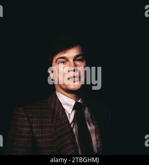 Münchner Lach- und Schießgesellschaft mit dem Kabarett-Programm: Pinks an die Macht, Regie: Sammy Drechsel, ARD Sendung am 10. Dezember 1983, mit Kabarettist: Jochen Busse. Münchner Lach- und Schiessgesellschaft, Kabarettsendung Pinks an die Macht, Regie: Sammy Drechsel, im Fernsehen am 10. Dezember 1983, mit dem Kabarettisten Jochen Busse Stockfoto