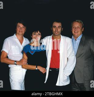 Münchner Lach- und Schießgesellschaft mit dem Kabarett-Programm: Pinks an die Macht, Regie: Sammy Drechsel, ARD Sendung am 10. Dezember 1983, mit den Kabarettisten: Jochen Busse, Sibylle Nicolai, Bruno Jonas Rainer Basedow. Münchner Lach- und Schiessgesellschaft, Kabarettsendung Pinks an die Macht, Regie: Sammy Drechsel, im Fernsehen am 10. Dezember 1983 mit den Kabarettisten Jochen Busse, Sibylle Nicolai, Bruno Jonas Rainer Basedow. Stockfoto