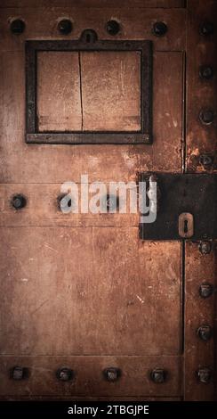 Eine alte Holztür mit Metall-details Stockfoto