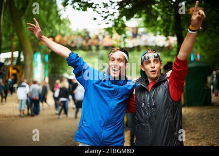 Festival, Lächeln und Outdoor-Freunde, Männer oder aufgeregte Menschen, die gemeinsam Spaß haben, Naturparty-Rave oder geselliges Treffen. Waldmusikkonzert Stockfoto
