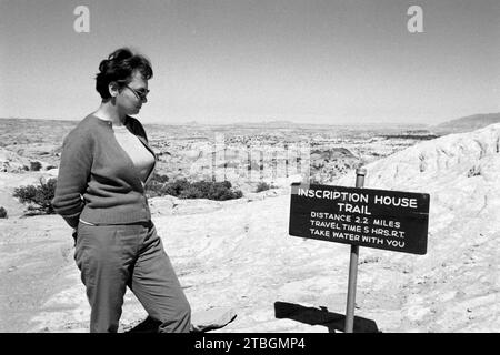 Ein Schild im Navajo National Monument weist auf den Beginn des Wanderweges zur Ruinenstätte Inscription House, die seit 1968 für die Öffentlichkeit geschlossen ist, hin und gibt Information über Länge und Dauer der Wanderung, Arizona 1968. Ein Schild im Navajo National Monument zeigt den Beginn des Weges zur Inscription House Ruine Site an, die seit 1968 für die Öffentlichkeit geschlossen ist, und gibt Informationen über die Länge und Dauer der Wanderung in Arizona 1968. Stockfoto