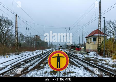 Drebkau, Deutschland. Dezember 2023. Ein Warnschild hängt am Ende eines Bahnsteigs an einem Regionalbahnhof. Auch der Regionalverkehr wird von dem bevorstehenden Streik der Mitarbeiter der GDL (zugfahrergewerkschaft) betroffen sein. Vermerk: Frank Hammerschmidt/dpa/Alamy Live News Stockfoto