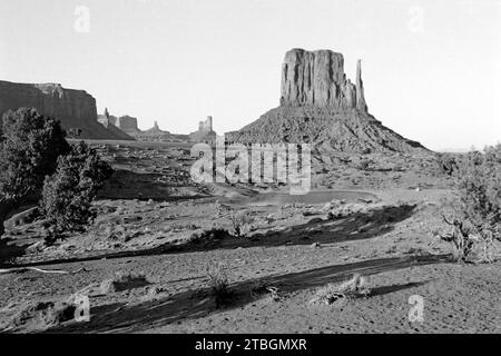 Rechts der Tafelberg West Mitten Butte, links Sentinel Mesa, Arizona 1968. West Mitten Butte mesa auf der rechten Seite, Sentinel Mesa auf der linken Seite, Arizona 1968. Stockfoto