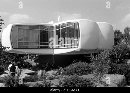 Das sich um seine Achse drehende Monsanto House of the Future von 1957, erbaut aus mit Glasfaser verstärktem Kunststoff, der in Zusammenarbeit mit Forschenden des mit entwickelt wurde und sich bei Abriss 1967 als widerstandsfähige als Stahlkonstruktionen erwies, Disneyland, Anaheim 1962. Das 1957 auf seiner Achse drehende Monsanto House of the Future wurde aus glasfaserverstärktem Kunststoff gebaut, der in Zusammenarbeit mit Forschern des mit entwickelt wurde und sich beim Abriss 1967 als haltbarer erwies als Stahlkonstruktionen, Disneyland, Anaheim 1962. Stockfoto