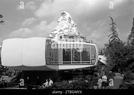 Das sich um seine Achse drehende Monsanto House of the Future von 1957, erbaut aus mit Glasfaser verstärktem Kunststoff, der in Zusammenarbeit mit Forschenden des mit entwickelt wurde und sich bei Abriss 1967 als widerstandsfähige als Stahlkonstruktionen erwies, das Matterhon im Hintergund, Disneyland, Anaheim 1962. Das Monsanto House of the Future von 1957, das sich auf seiner Achse dreht, wurde aus glasfaserverstärktem Kunststoff gebaut, der in Zusammenarbeit mit mit Forschern des mit entwickelt wurde. Es erwies sich als haltbarer als Stahlkonstruktionen, als es 1967 abgerissen wurde, Matterhorn Mountain im Hintergrund, Disneyland, Anahei Stockfoto