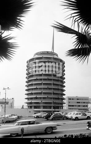 Blick auf den Capitol Tower, Hauptquartier von Capitol Records, erbaut 1956 nach der Firmenübernahme durch EMI, Los Angeles 1962. Blick auf den Capitol Tower, das Hauptquartier von Capitol Records, erbaut 1956, nachdem das Unternehmen 1962 von EMI, Los Angeles, übernommen wurde. Stockfoto