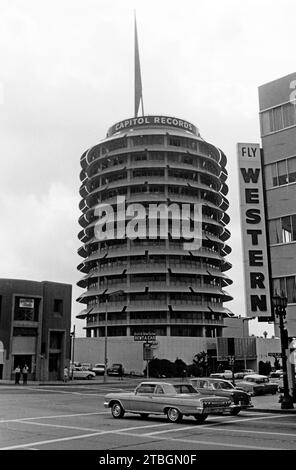 Blick auf den Capitol Tower, Hauptquartier von Capitol Records, erbaut 1956 nach der Firmenübernahme durch EMI, Los Angeles 1962. Blick auf den Capitol Tower, das Hauptquartier von Capitol Records, erbaut 1956, nachdem das Unternehmen 1962 von EMI, Los Angeles, übernommen wurde. Stockfoto