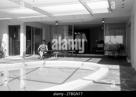 Eine Frau begutachtet ein Modellhaus in der Planstadt Cape Coral in Florida, die ersten sieben Jahre zuvor gegründet wurde, 1965. Eine Frau befragt ein Modellhaus in der geplanten Stadt Cape Coral, Florida, die erst sieben Jahre zuvor, 1965, gegründet wurde. Stockfoto