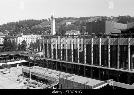 Auf dem Campus der University of California in Berkeley, rechter Hand das Gebäude Martin Luther King Jr, rechts das César Chávez Student Center, im Hintergrund Sather Tower, besser bekannt als The Campanile, ein Glockenturm nach dem Vorbild des Markusturms in Venedig, Berkeley 1962. Auf dem Campus der University of California in Berkeley, auf der rechten Seite das Martin Luther King Jr Gebäude, auf der rechten Seite das César Chávez Student Centre, im Hintergrund Sather Tower, besser bekannt als Campanile, ein Glockenturm nach dem Vorbild des Markusturms in Venedig, Berkeley 1962. Stockfoto