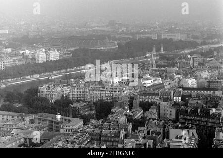 Blick vom Eifelturm über Paris und die seine, die Brücken von links nach rechts der Pont des Invalides und Pont Alexandre III, dazwischen der Grand Palais, 1962. Blick vom Eiffelturm über Paris und die seine, die Brücken von links nach rechts die Pont des Invalides und Pont Alexandre III, zwischen dem Grand Palais, 1962. Stockfoto