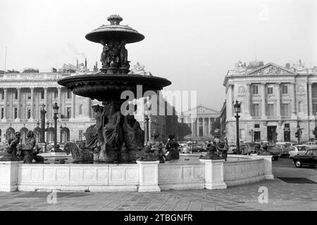 Der Brunnen der Flüsse an der Place de la Concorde, rechts das Hotel de la Marine, im Hintergrund die Madeleine, eine Pfarrkirche im klassizistischen Stil, Paris 1962. Der Flussbrunnen am Place de la Concorde, Hotel de la Marine auf der rechten Seite, Madeleine, eine neoklassizistische Pfarrkirche im Hintergrund, Paris 1962. Stockfoto