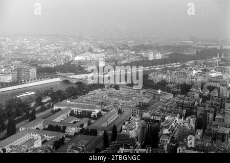 Blick vom Eifelturm über Paris und die seine, die Brücken von links nach rechts der Pont de l'Alma, Pont des Invalides, Pont Alexandre III, dazwischen der Grand Palais, 1962. Blick vom Eiffelturm über Paris und die seine, die Brücken von links nach rechts Pont de l'Alma, Pont des Invalides, Pont Alexandre III, zwischen dem Grand Palais, 1962. Stockfoto