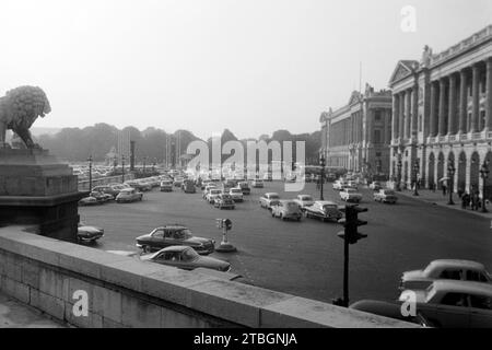 Blick auf den Straßenverkehr an der Place de la Concorde, links das Hotel de Crillon, rechts das Hotel de La Marine, Paris 1962. Blick auf den Straßenverkehr am Place de la Concorde, Hotel de Crillon auf der linken Seite, Hotel de La Marine auf der rechten Seite, Paris 1962. Stockfoto