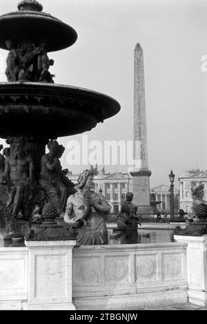 Der Meeresbrunnen an der Place de la Concorde, im Hintergrund der Obelisk, das Hotel de Crillon und die Madeleine, eine Pfarrkirche im klassizistischen Stil, Paris 1962. Der Meeresbrunnen am Place de la Concorde, im Hintergrund der Obelisk, das Hotel de Crillon und die Madeleine, eine Pfarrkirche im neoklassizistischen Stil, Paris 1962. Stockfoto