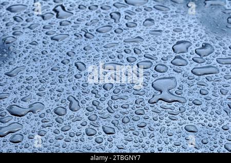 Regentropfen Wasser haften am selektiven Fokus der Karosserie Stockfoto
