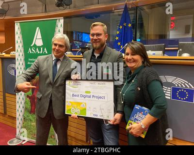 Brüssel, Belgien Dezember 2023. (L-R) der portugiesische Europaabgeordnete Nuno Melo, der tschechische Landwirt Matej Sklenar und die tschechische Europaabgeordnete Michaela Sojdrova posieren vor Fotografen in Brüssel, Belgien, am 6. Dezember 2023. Der neunundzwanzigjährige Matej Sklenar gewann den Preis für das beste digitale Projekt auf der Europäischen Junglandwirtschaftskonferenz, die von der Europäischen Volkspartei des Europäischen Parlaments organisiert wurde. Er gewann den Wettbewerb durch die Kombination von Landwirtschaft und Robotik mit künstlicher Intelligenz (KI). Quelle: Tereza Supova/CTK Photo/Alamy Live News Stockfoto