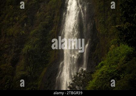 Das rauschende Wasser erzeugt einen faszinierenden Anblick, während es anmutig die steilen Klippen hinunter fließt und eine Symphonie aus Klang erzeugt, die in der Luft schwingt. Stockfoto