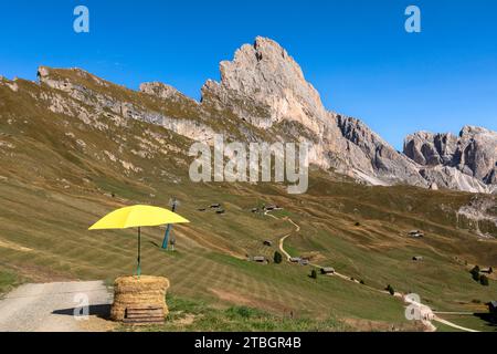 Gelber Sonnenschirm auf dem Seceda-Berg vor Geisgruppe, Gröden, Südtirol Stockfoto